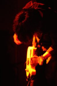 ギターのかっこいい持ち方 高さや姿勢が大事 すねまるのギタリスト講座