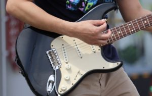 ギターのかっこいい持ち方 高さや姿勢が大事 すねまるのギタリスト講座